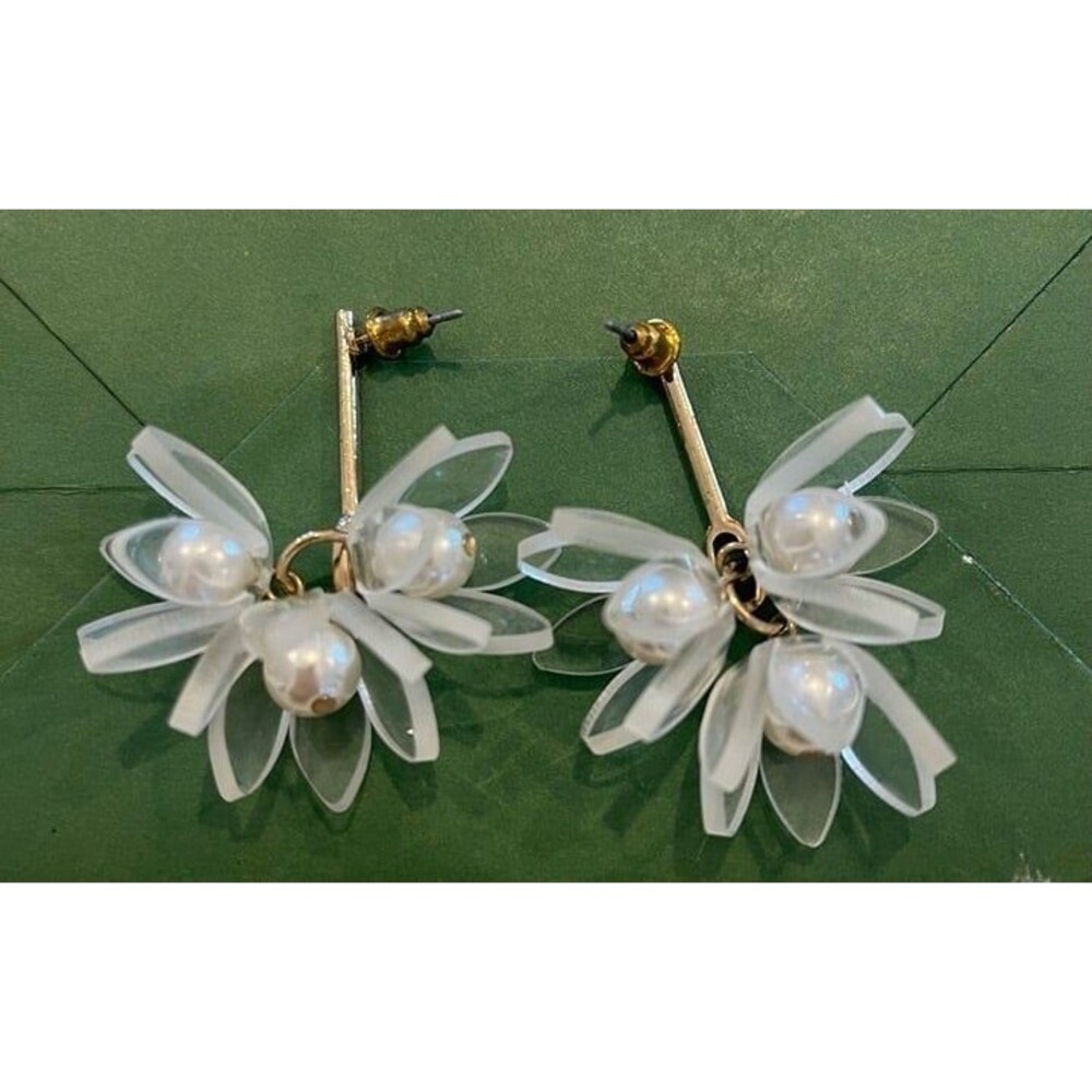 White Peal flower dangle earrings.